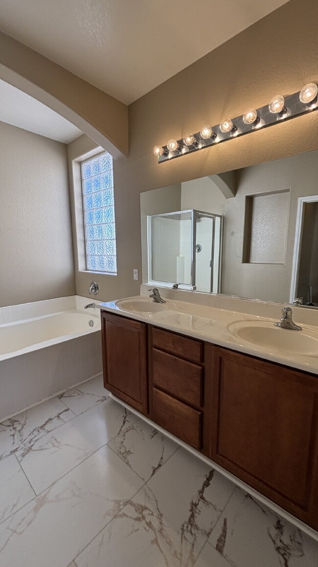 Building Photo - 3 BED, 2 bath, Single Story