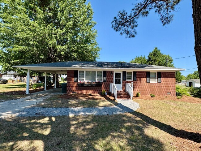 Building Photo - Adorable 2 Bedroom Home in the Heart of Nashville!