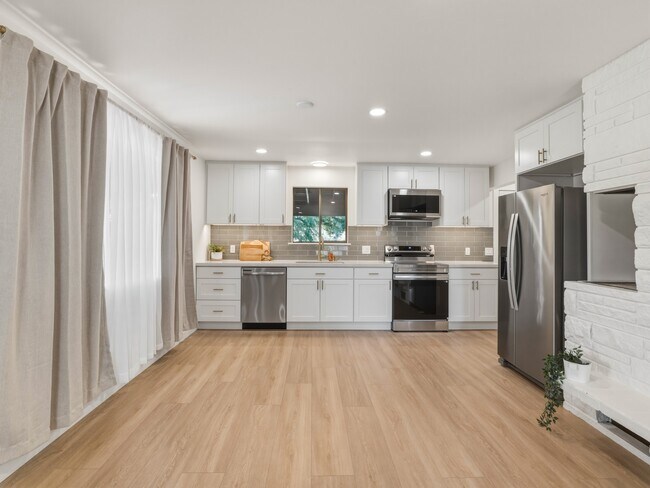 Building Photo - 1366 SE High Ridge Ct