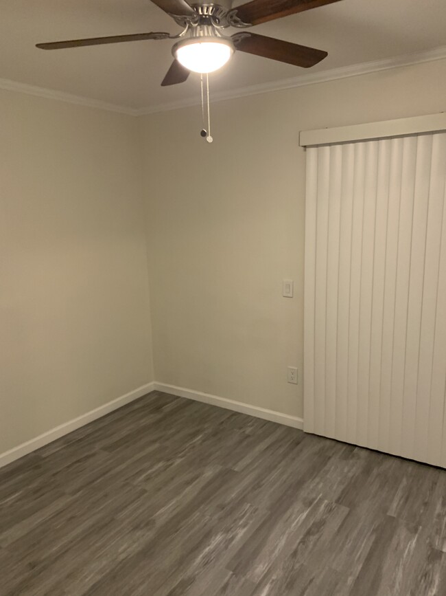 Building Photo - 6402 W 86th Plz