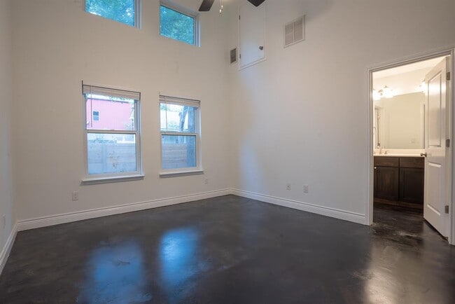 Building Photo - 2208 E 9th St