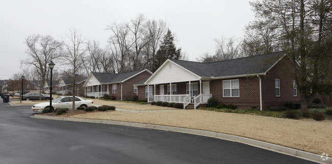 Building Photo - Carolina Oaks