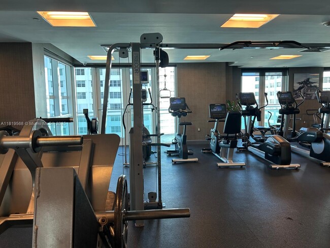 Building Photo - 950 Brickell Bay Dr