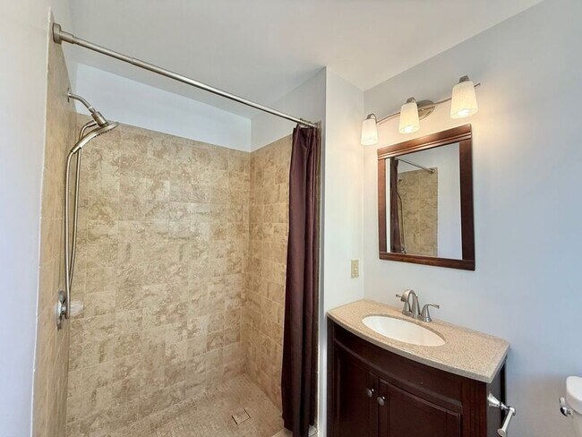Building Photo - 5017 Sandlewood Dr
