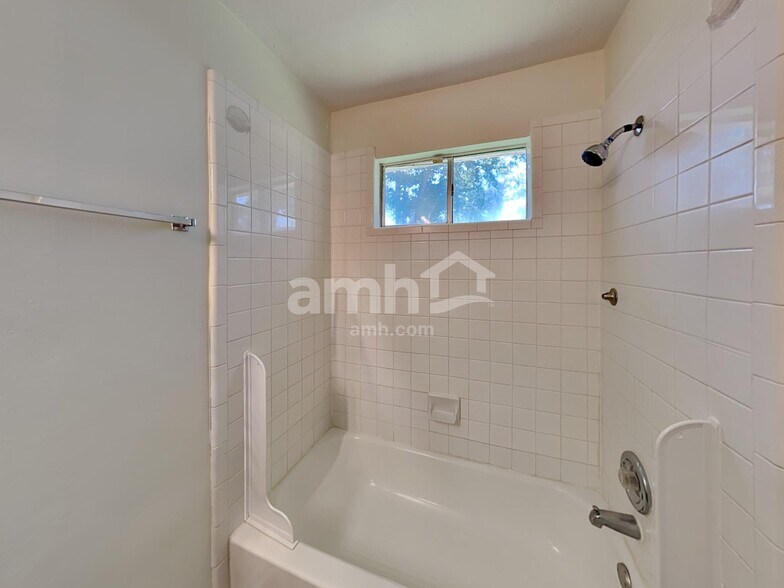 Building Photo - 10467 Twin Circles Dr