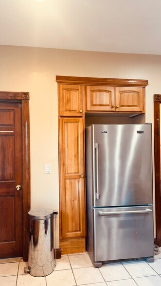 Building Photo - 422 Charles St