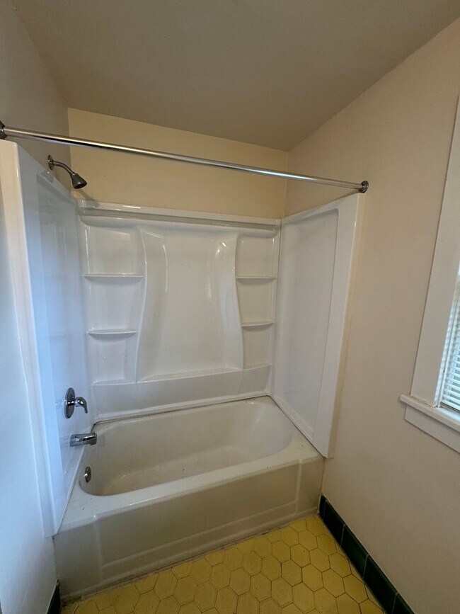 Building Photo - 2 Bedroom Unit in the the old Beta Theta Pi Fraternity House near UofO Campus