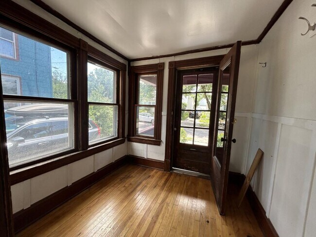 Building Photo - 14 Crombie St