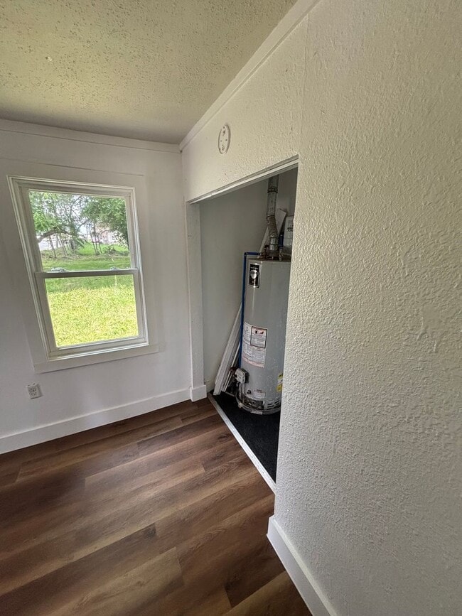 Building Photo - Big Backyard, Cozy Feel