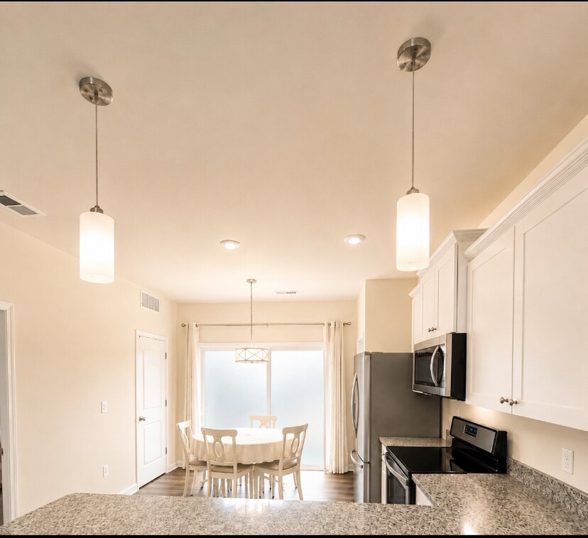 Dining area/kitchenette With large sliding glass doors leading to backyard - 238 Yorktown Ln