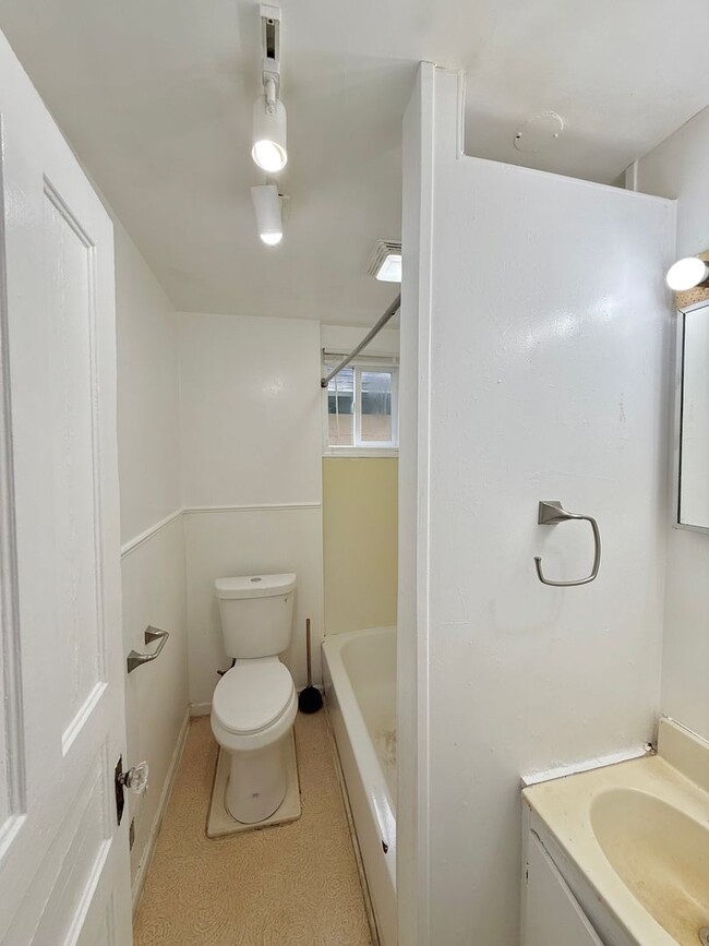 Building Photo - 4/2 Single Family Home | Hardwood Floors |...