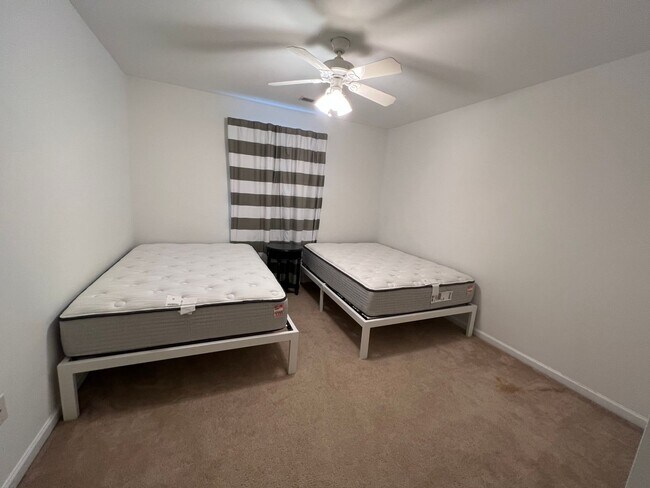 Building Photo - 2 Bedroom 2.5 Bath Furnished Townhome in Beresford Commons