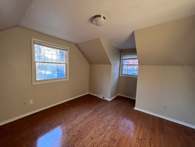 Building Photo - 4 bedroom home in Lowell Schools!