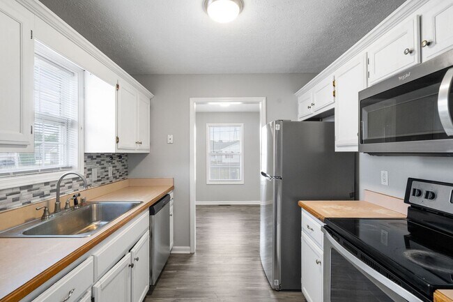 Building Photo - 339 Pioneer Dr