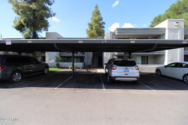 Building Photo - Charming 2 bed 2 bath gated Condo near Bel...