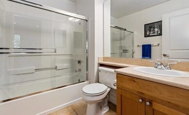 Building Photo - Gorgeous Two-Bedroom Condo with Golf Course Views in San Ramon!