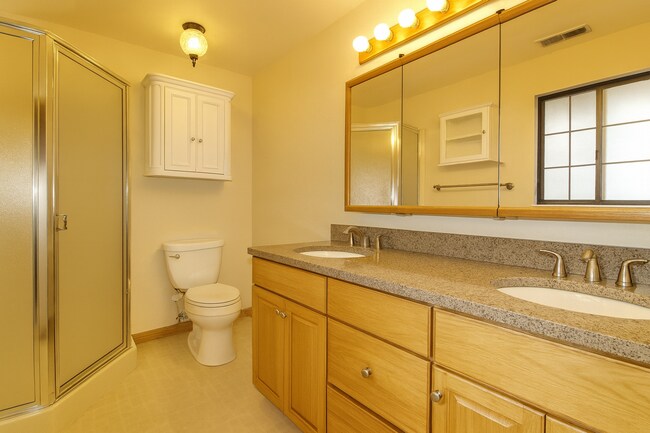 Building Photo - Spacious SW Bend Home on Nearly Half an Ac...