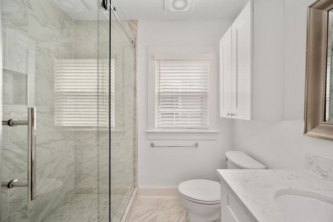 Building Photo - 819 Weedon St