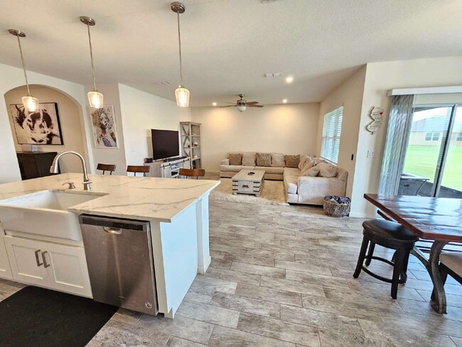 Building Photo - Relax in Rockledge