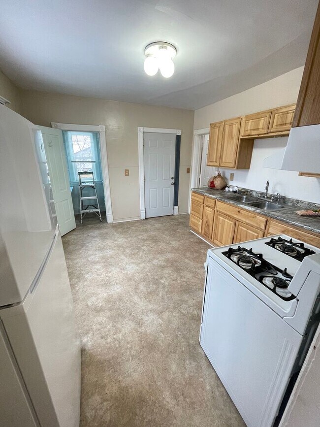 Building Photo - 1302 W 1st St