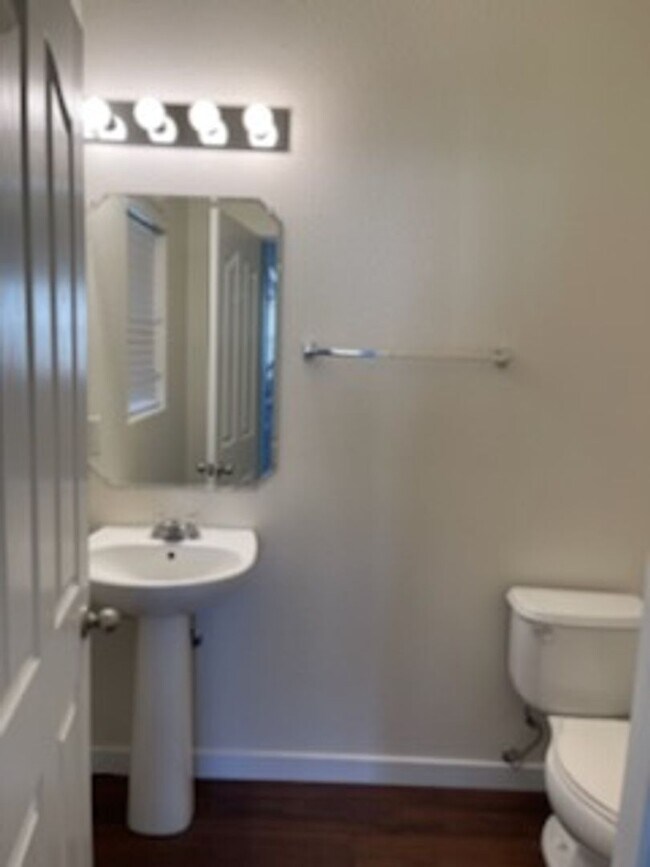 Building Photo - 3 bedroom 2.5 bathroom Townhome