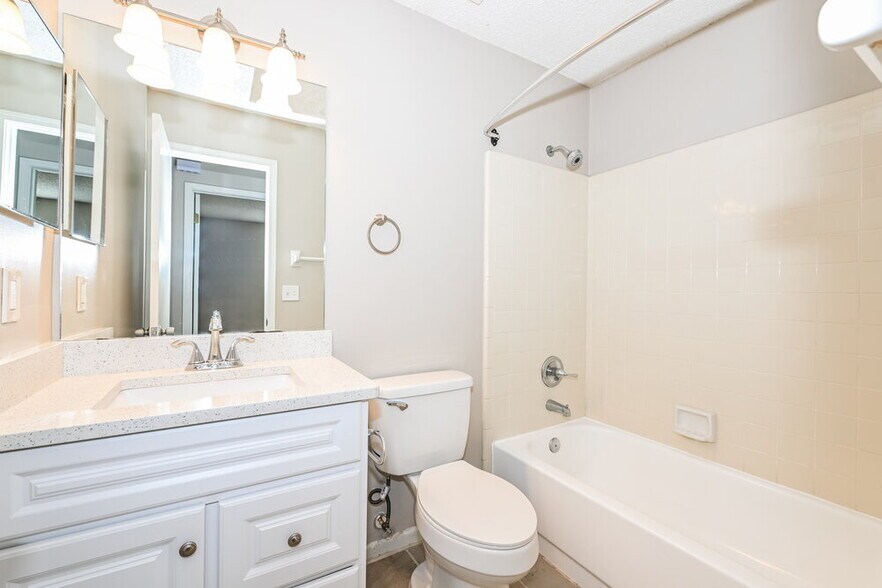 Building Photo - 8026 Fleur De Lis Dr