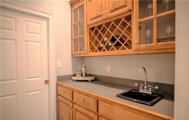 Building Photo - 4 bedroom/ 3.5 bathroom- Stonehouse