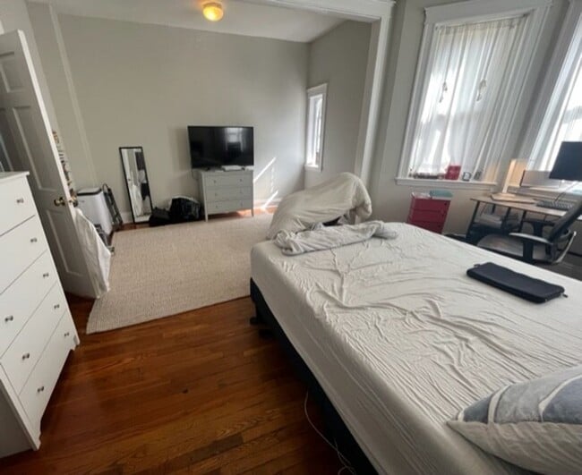 Building Photo - 2BR 1Bth unit. Heat/Hot Water included. Great location!