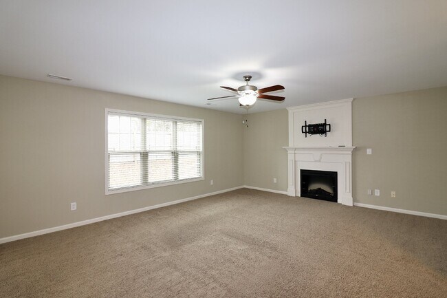 Building Photo - Spacious 4-Bedroom Home with Fireplace in Fayetteville, NC - A Must-See Rental Property!