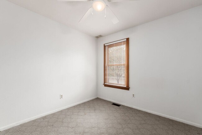 Building Photo - 981 Highland St