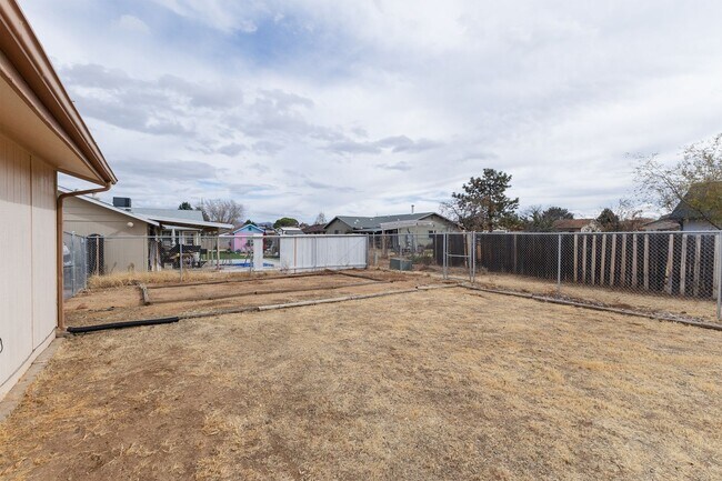 Building Photo - 3 bedroom 2 bathroom Ranch Style Home in Prescott Valley!