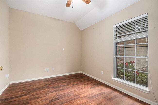 Building Photo - 1813 Oakwood Dr E