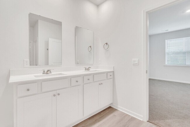 Building Photo - 4 BEDROOMS & FENCED YARD!