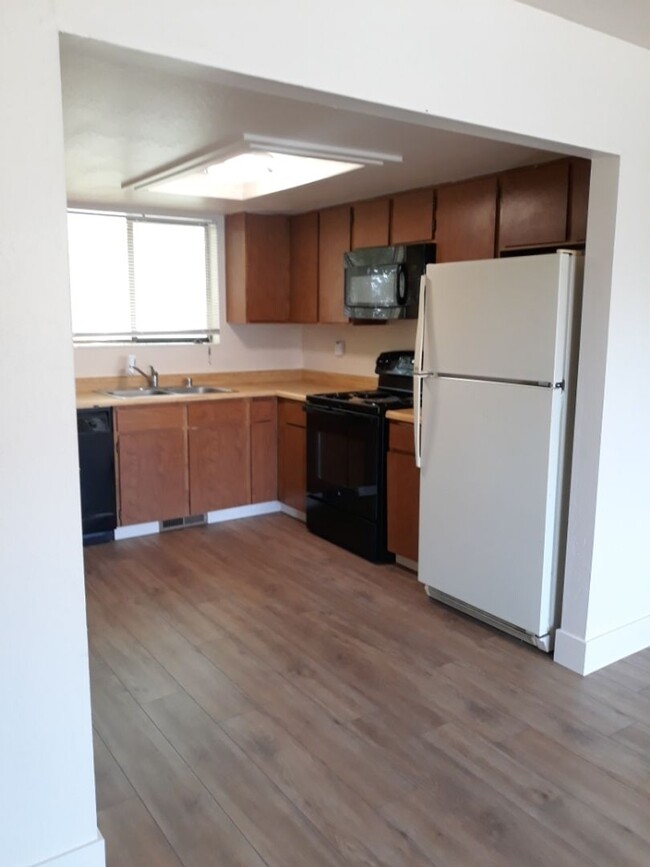 Building Photo - Immaculate Townhome Close To UNR
