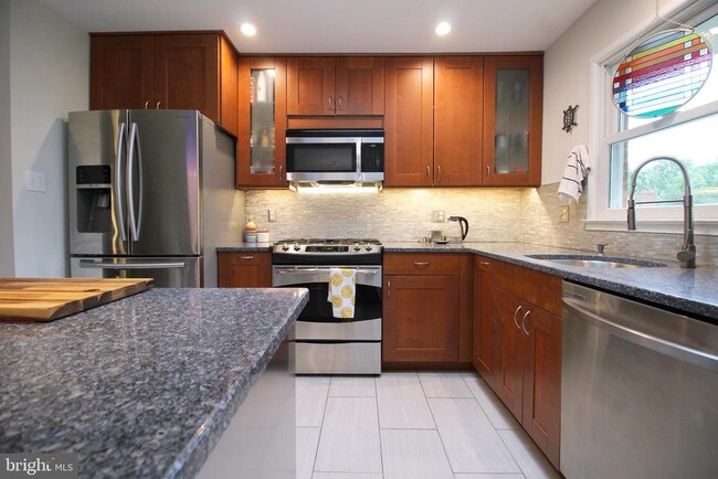 Building Photo - 1421 Mayflower Dr