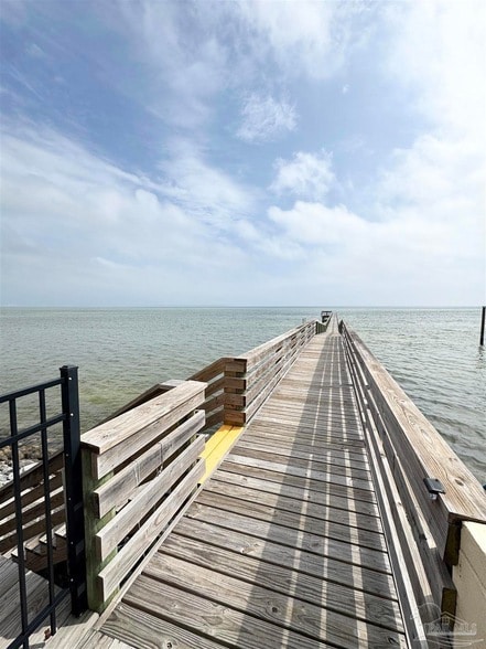 Building Photo - 825 Bayshore Dr