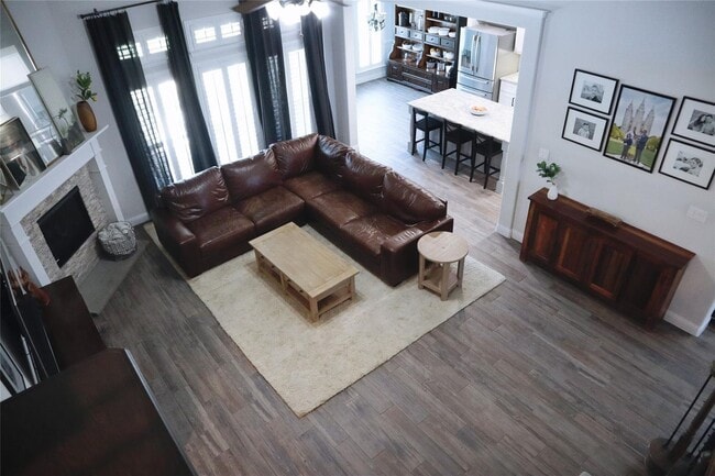 Building Photo - Room to S P R E A D out!