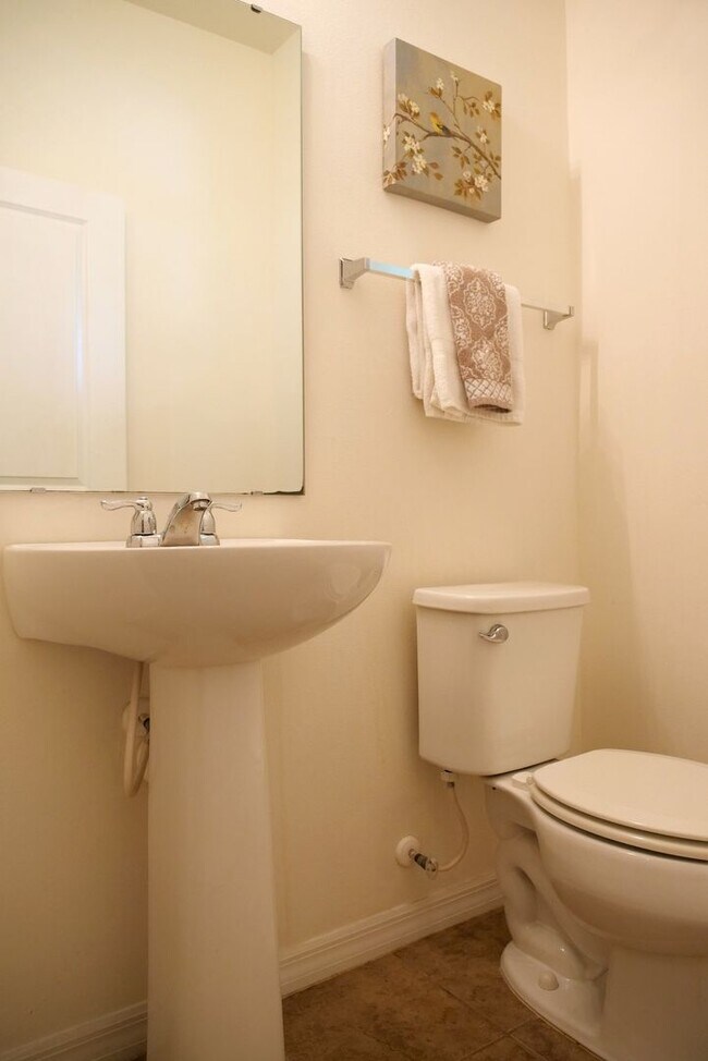 Building Photo - Beautiful Fully Furnished 4-Bedroom Home i...
