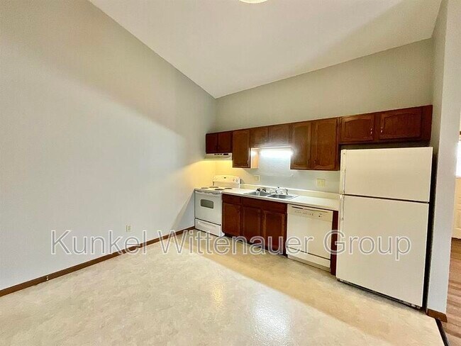 Building Photo - 7 S Cherry Hills