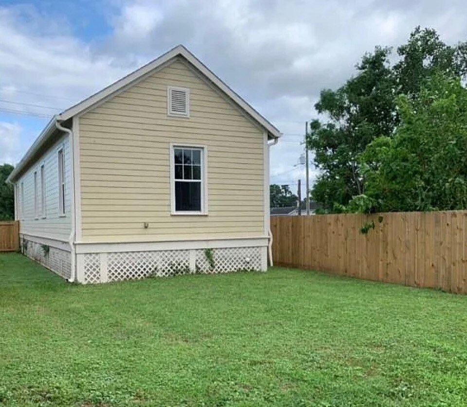 Backyard - 1938 Flood St