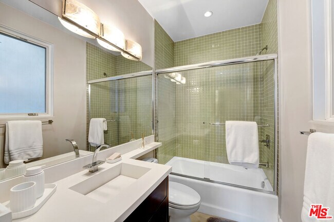 Building Photo - 841 N Crescent Heights Blvd