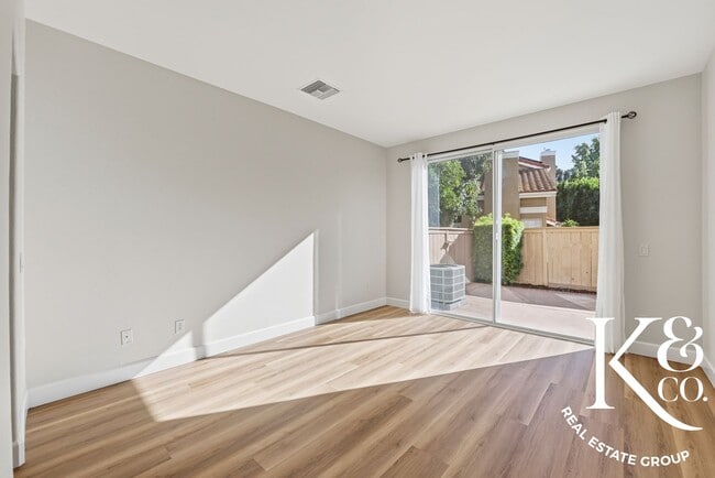 Building Photo - Relaxed Living in Oak Park with All the Up...