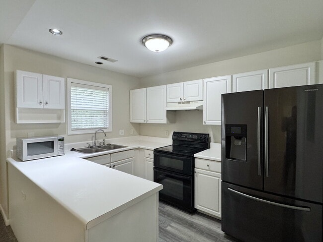 Building Photo - Beautiful 2 Bedroom Condo in Cary!