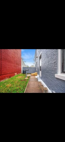Building Photo - 1019 York St