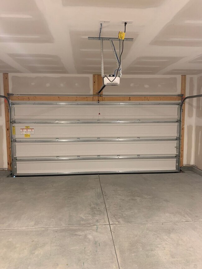 Building Photo - Modern Living in Windsor Hill