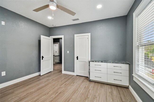 Building Photo - 6810 N Navin Ave