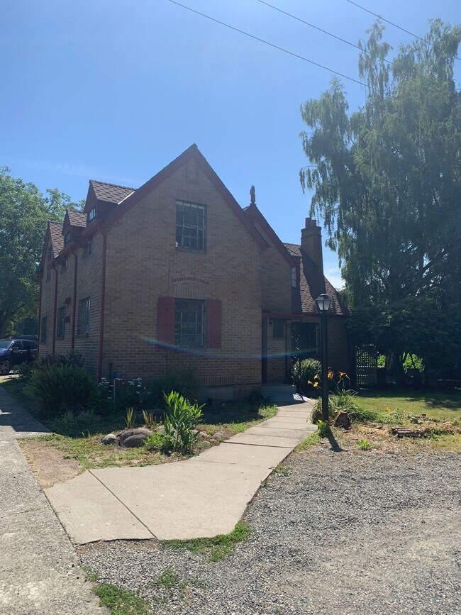 Building Photo - Sumner! New Price!