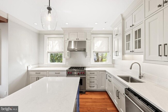 Building Photo - 509 Duke St