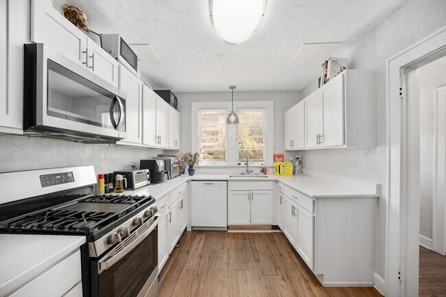 Building Photo - 949 SW 13th St