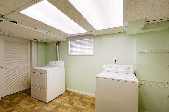 Building Photo - Charming 3BR/2BA Home with Bonus Room, Sunroom & Private Driveway – Prime Hyattsville Location!